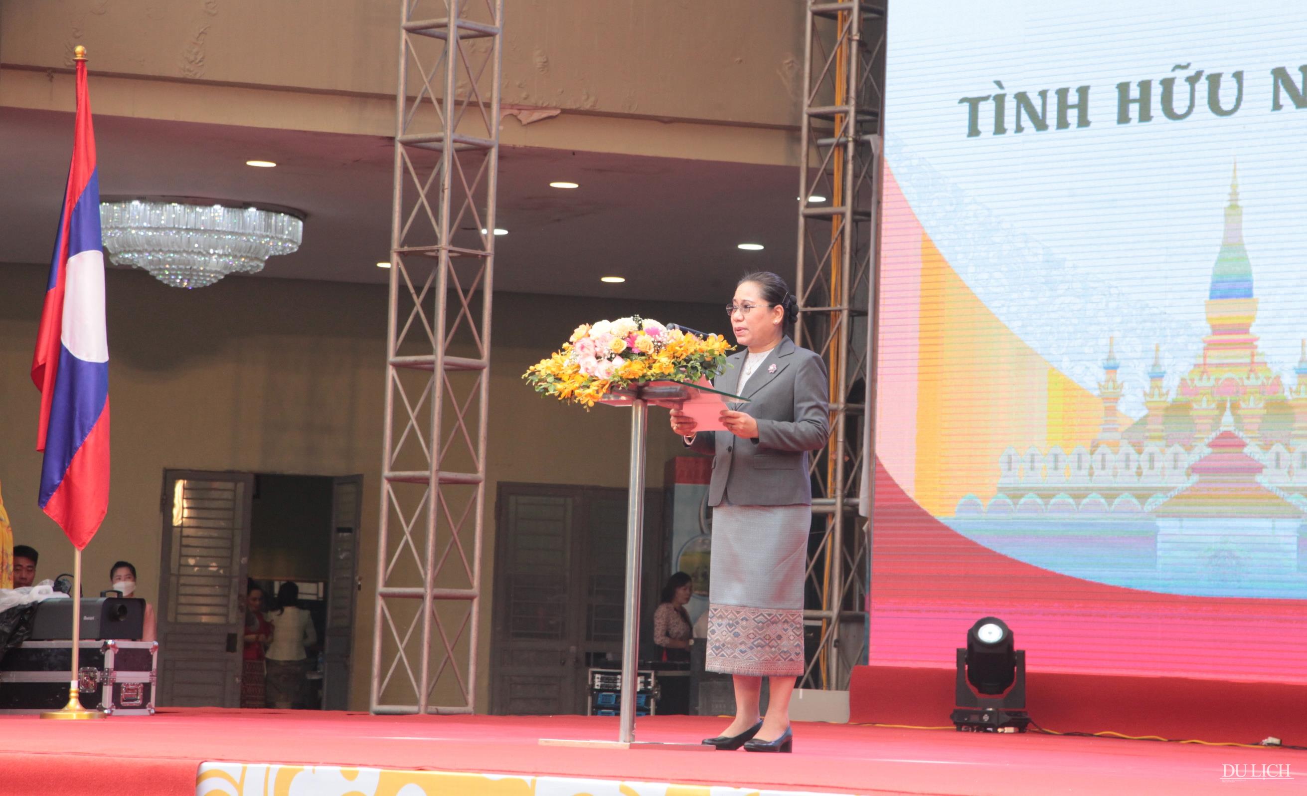 Bộ trưởng Bộ Thông tin, Văn hóa và Du lịch Lào Suansavanh Viyaketh phát biểu khai mạc triển lãm